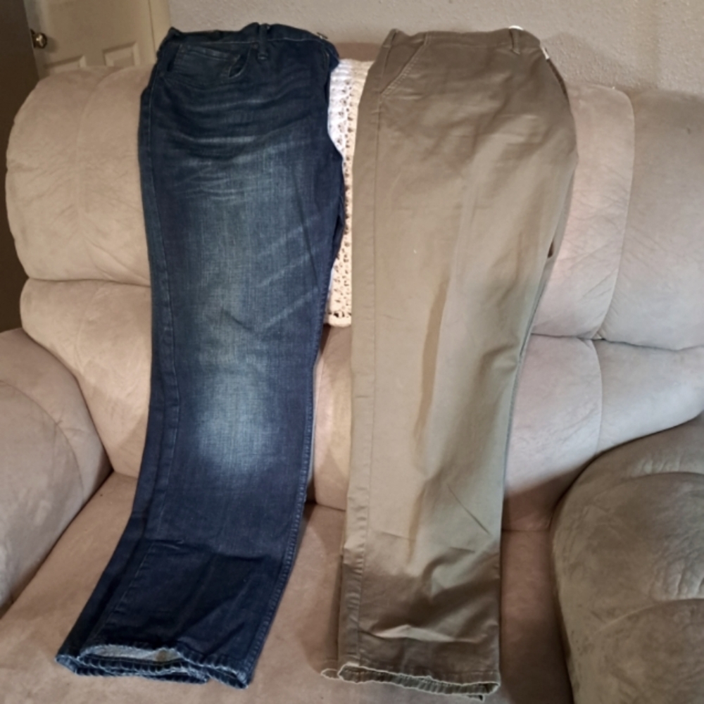 2 PAIRS OF MENS PANTS/JEANS SIZE 38 X 32 NWOT AND LIKE NEW. (6-2)